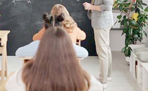 ȫ��ѧУ������ȫ�����ιۺ�з��ģ�ͨ��5ƪ��